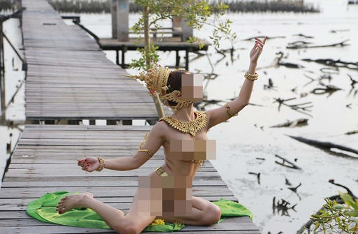 ถ่ายแบบเปลือย ถ่ายแบบเปลือย