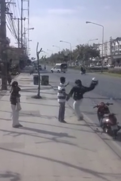 โซเชียลชื่นชมหนุ่มใจหล่อ เข้าช่วยผู้หญิงถูกแฟนทำร้าย โซเชียลชื่นชมหนุ่มใจหล่อ เข้าช่วยผู้หญิงถูกแฟนทำร้าย