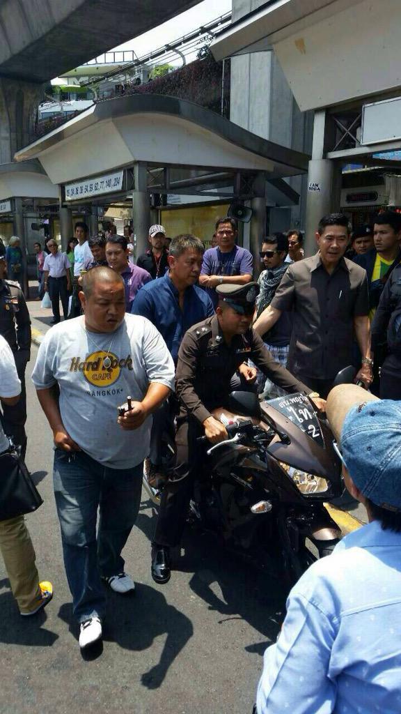 ผู้กองปูเค็ม โดนรวบคาอนุสาวรีย์ชัยฯ หลังเรียกร้องนายกฯ แก้ปัญหา SME ผู้กองปูเค็ม โดนรวบคาอนุสาวรีย์ชัยฯ หลังเรียกร้องนายกฯ แก้ปัญหา SME