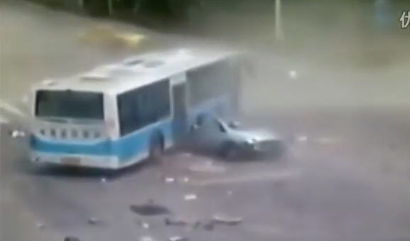 คลิประทึก BMW ซิ่งฝ่าไฟแดง คลิประทึก BMW ซิ่งฝ่าไฟแดง