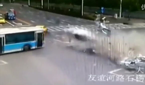 คลิประทึก BMW ซิ่งฝ่าไฟแดง คลิประทึก BMW ซิ่งฝ่าไฟแดง