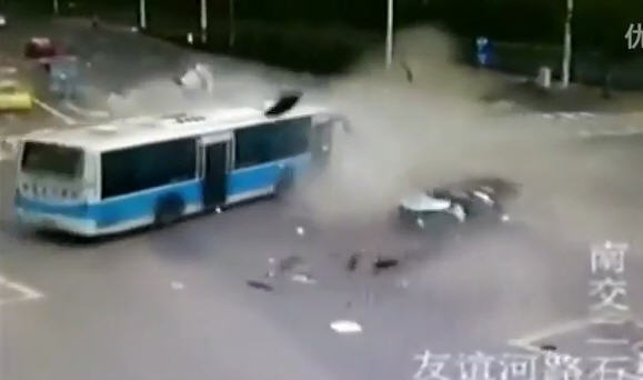 คลิประทึก BMW ซิ่งฝ่าไฟแดง คลิประทึก BMW ซิ่งฝ่าไฟแดง