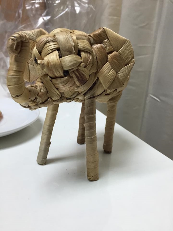 คุณลุงสู้ชีวิต ขายตุ๊กตาช้างสานแลกเงิน ชาวเน็ตร่วมแชร์ ชวนอุดหนุน คุณลุงสู้ชีวิต ขายตุ๊กตาช้างสานแลกเงิน ชาวเน็ตร่วมแชร์ ชวนอุดหนุน