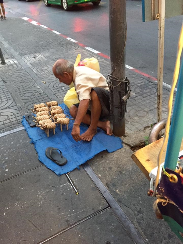 คุณลุงสู้ชีวิต ขายตุ๊กตาช้างสานแลกเงิน ชาวเน็ตร่วมแชร์ ชวนอุดหนุน คุณลุงสู้ชีวิต ขายตุ๊กตาช้างสานแลกเงิน ชาวเน็ตร่วมแชร์ ชวนอุดหนุน