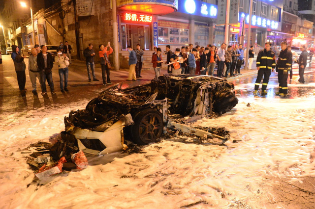 เพลิงลุกปริศนาแลมโบกินี่หรู 21 ล้าน วอดทั้งคันดำเป็นตอตะโก เพลิงลุกปริศนาแลมโบกินี่หรู 21 ล้าน วอดทั้งคันดำเป็นตอตะโก