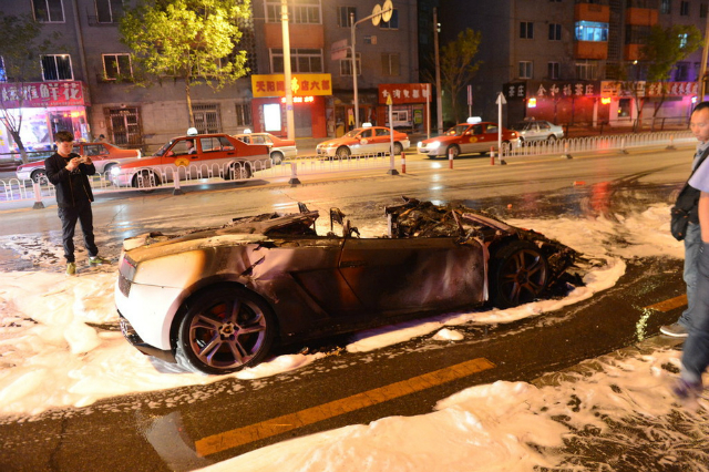 เพลิงลุกปริศนาแลมโบกินี่หรู 21 ล้าน วอดทั้งคันดำเป็นตอตะโก เพลิงลุกปริศนาแลมโบกินี่หรู 21 ล้าน วอดทั้งคันดำเป็นตอตะโก