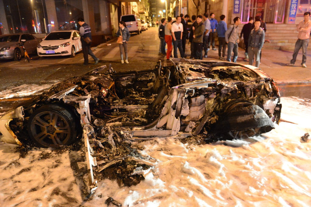 เพลิงลุกปริศนาแลมโบกินี่หรู 21 ล้าน วอดทั้งคันดำเป็นตอตะโก เพลิงลุกปริศนาแลมโบกินี่หรู 21 ล้าน วอดทั้งคันดำเป็นตอตะโก