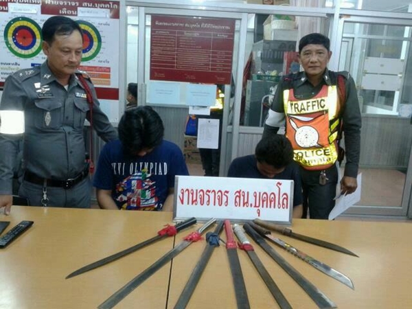 เด็กช่างกลพกมีดดาบ 7 เล่ม หลบตำรวจขึ้นแท็กซี่ แต่สุดท้ายโดนจับเรียบ เด็กช่างกลพกมีดดาบ 7 เล่ม หลบตำรวจขึ้นแท็กซี่ แต่สุดท้ายโดนจับเรียบ