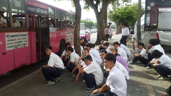 เด็กช่างกลพกมีดดาบ 7 เล่ม หลบตำรวจขึ้นแท็กซี่ แต่สุดท้ายโดนจับเรียบ เด็กช่างกลพกมีดดาบ 7 เล่ม หลบตำรวจขึ้นแท็กซี่ แต่สุดท้ายโดนจับเรียบ