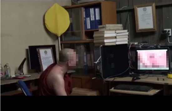 พระนั่งดูคลิปโป๊ พระนั่งดูคลิปโป๊