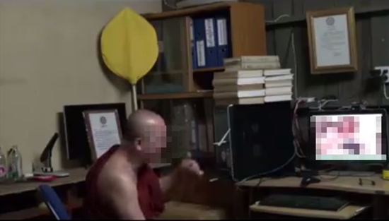 พระนั่งดูคลิปโป๊ พระนั่งดูคลิปโป๊