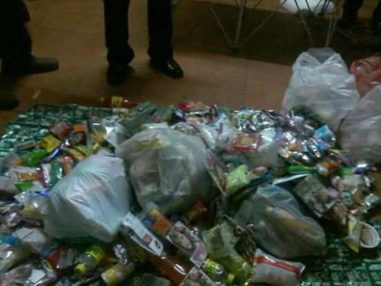 เดินรับอาหารสิ่งของบริจาคที่สนามหลวง ตกเย็นมีรถมารับไปขายต่อ เดินรับอาหารสิ่งของบริจาคที่สนามหลวง ตกเย็นมีรถมารับไปขายต่อ