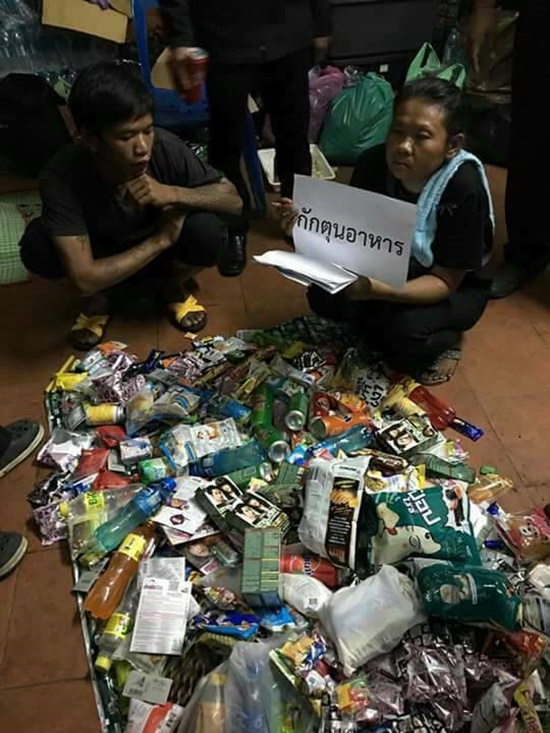 เดินรับอาหารสิ่งของบริจาคที่สนามหลวง ตกเย็นมีรถมารับไปขายต่อ เดินรับอาหารสิ่งของบริจาคที่สนามหลวง ตกเย็นมีรถมารับไปขายต่อ