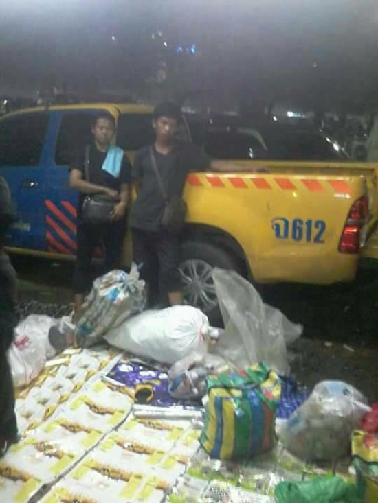 เดินรับอาหารสิ่งของบริจาคที่สนามหลวง ตกเย็นมีรถมารับไปขายต่อ เดินรับอาหารสิ่งของบริจาคที่สนามหลวง ตกเย็นมีรถมารับไปขายต่อ