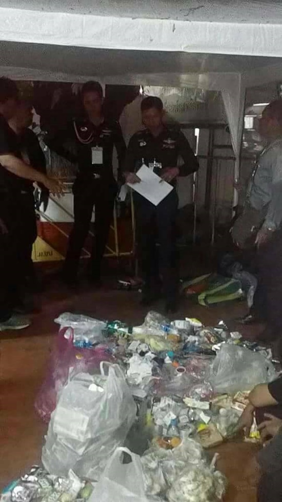 เดินรับอาหารสิ่งของบริจาคที่สนามหลวง ตกเย็นมีรถมารับไปขายต่อ เดินรับอาหารสิ่งของบริจาคที่สนามหลวง ตกเย็นมีรถมารับไปขายต่อ