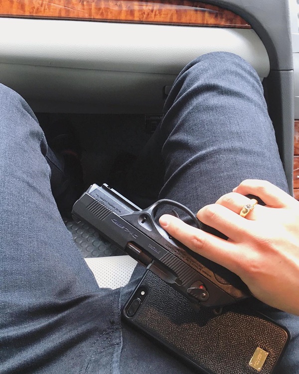 โชว์พกปืนบนรถ โชว์พกปืนบนรถ