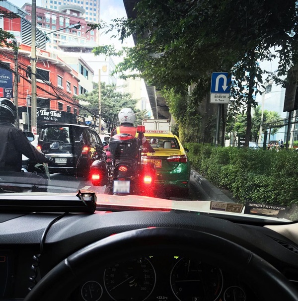 โชว์พกปืนบนรถ โชว์พกปืนบนรถ