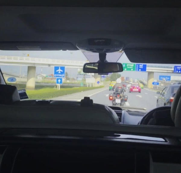 โชว์พกปืนบนรถ โชว์พกปืนบนรถ