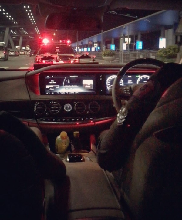 โชว์พกปืนบนรถ โชว์พกปืนบนรถ