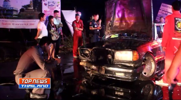 เบนซ์หลุดโค้งชนเสาไฟฟ้า เพลิงลุกไหม้ถูกคลอกดับคารถ เบนซ์หลุดโค้งชนเสาไฟฟ้า เพลิงลุกไหม้ถูกคลอกดับคารถ