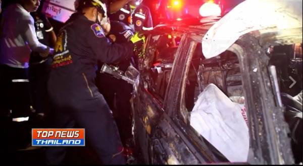 เบนซ์หลุดโค้งชนเสาไฟฟ้า เพลิงลุกไหม้ถูกคลอกดับคารถ เบนซ์หลุดโค้งชนเสาไฟฟ้า เพลิงลุกไหม้ถูกคลอกดับคารถ