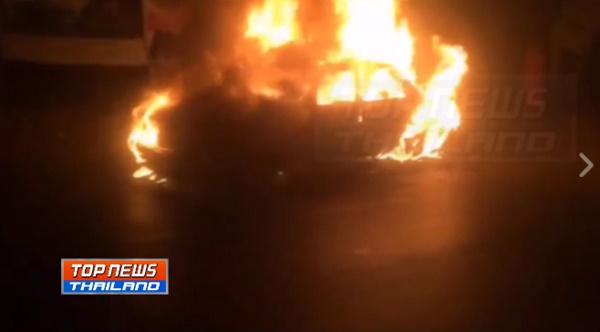 เบนซ์หลุดโค้งชนเสาไฟฟ้า เพลิงลุกไหม้ถูกคลอกดับคารถ เบนซ์หลุดโค้งชนเสาไฟฟ้า เพลิงลุกไหม้ถูกคลอกดับคารถ