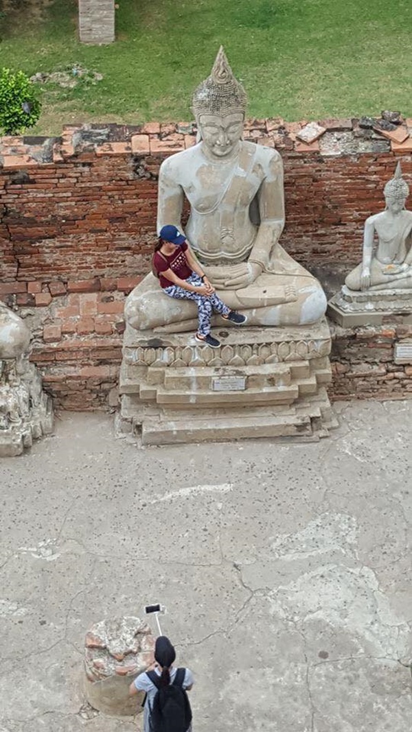 นั่งตักแชะภาพพระพุทธรูป นั่งตักแชะภาพพระพุทธรูป