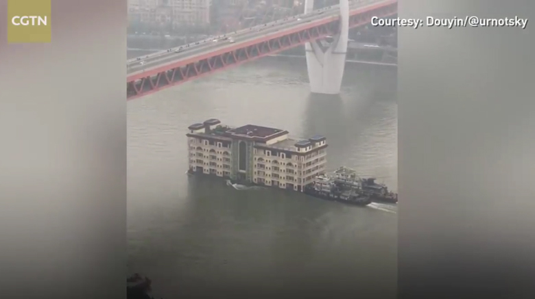 ตึก 5 ชั้น ลอยกลางแม่น้ำ ตึก 5 ชั้น ลอยกลางแม่น้ำ