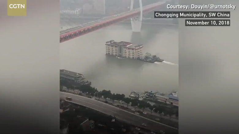 ตึก 5 ชั้น ลอยกลางแม่น้ำ ตึก 5 ชั้น ลอยกลางแม่น้ำ