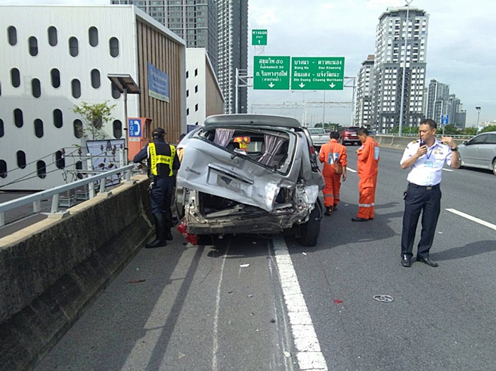 รถเสียถูกรถฟอร์จูนเนอร์พุ่งชน รถเสียถูกรถฟอร์จูนเนอร์พุ่งชน