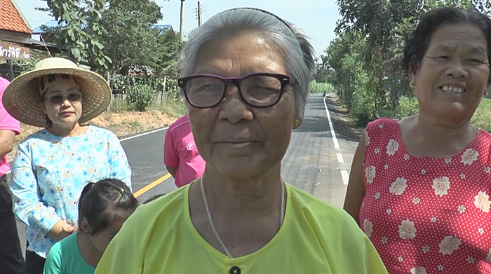 ตากข้าวกลางถนน ตากข้าวกลางถนน