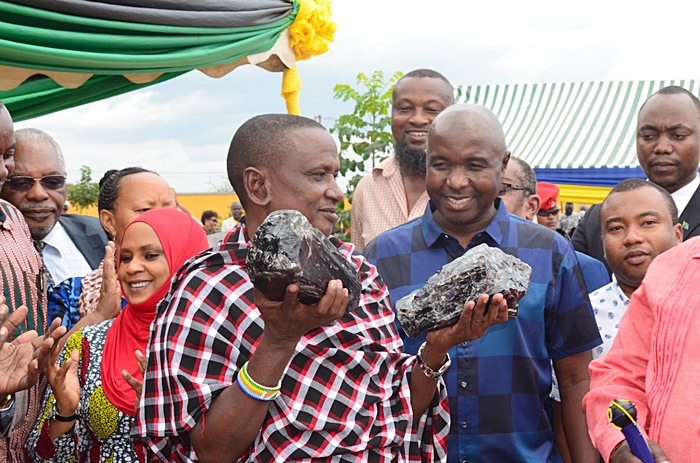 นักขุดแร่เจอหินแทนซาไนท์ยักษ์ นักขุดแร่เจอหินแทนซาไนท์ยักษ์