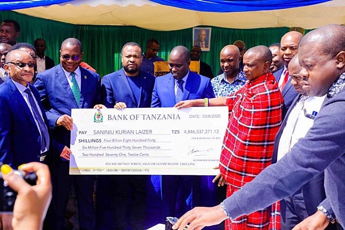 นักขุดแร่เจอหินแทนซาไนท์ยักษ์ นักขุดแร่เจอหินแทนซาไนท์ยักษ์