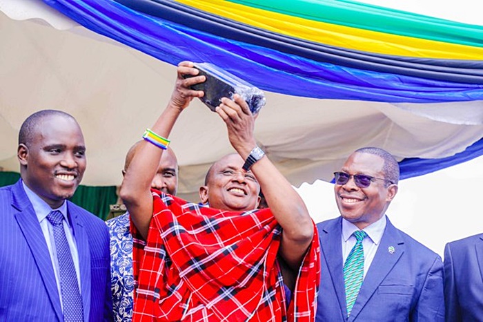 นักขุดแร่เจอหินแทนซาไนท์ยักษ์ นักขุดแร่เจอหินแทนซาไนท์ยักษ์