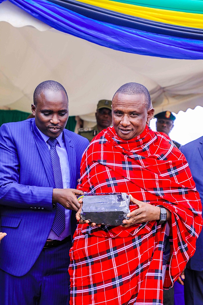 นักขุดแร่เจอหินแทนซาไนท์ยักษ์ นักขุดแร่เจอหินแทนซาไนท์ยักษ์