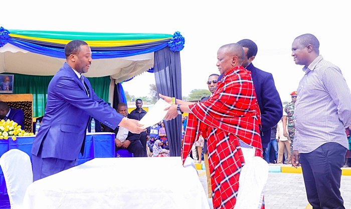 นักขุดแร่เจอหินแทนซาไนท์ยักษ์ นักขุดแร่เจอหินแทนซาไนท์ยักษ์