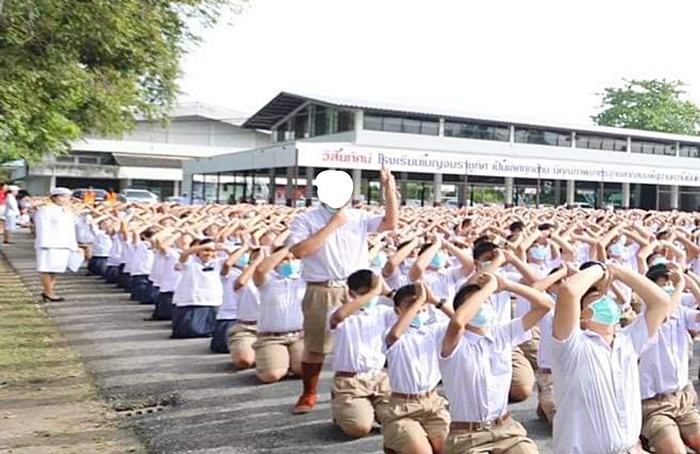 เด็กชู 3 นิ้ว กลางพิธีถวายบังคม เด็กชู 3 นิ้ว กลางพิธีถวายบังคม