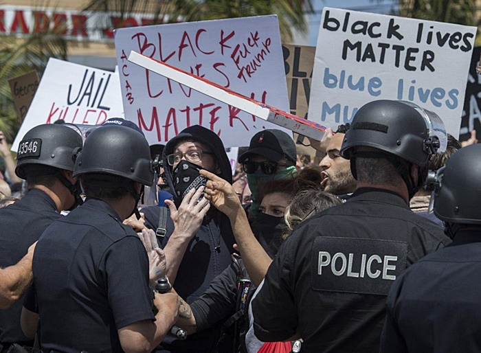 ประท้วงต้านตำรวจฆ่า ชายผิวสี ประท้วงต้านตำรวจฆ่า ชายผิวสี