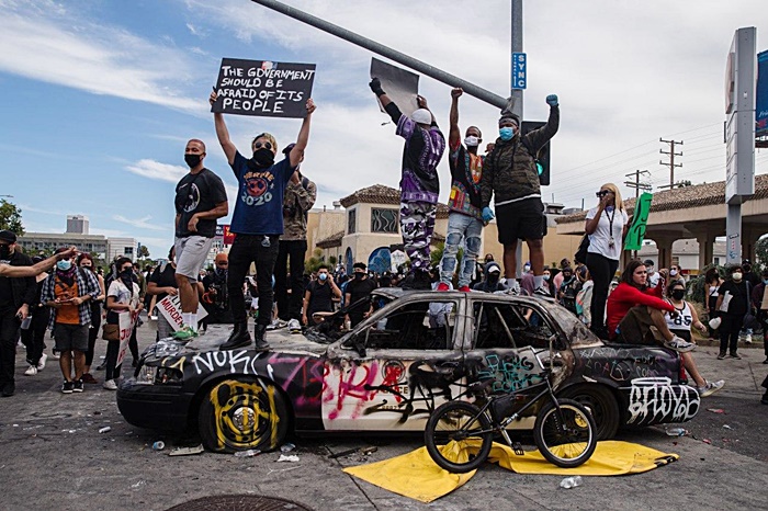 ประท้วงต้านตำรวจฆ่า ชายผิวสี ประท้วงต้านตำรวจฆ่า ชายผิวสี