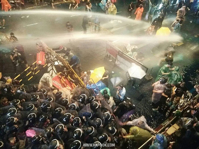 กอร.ฉ. สั่งม็อบ ต้องยุติการชุมนุมทันที กอร.ฉ. สั่งม็อบ ต้องยุติการชุมนุมทันที