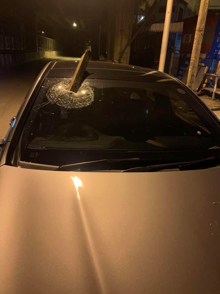 ท่อนเหล็กใหญ่ หล่นใส่ ท่อนเหล็กใหญ่ หล่นใส่