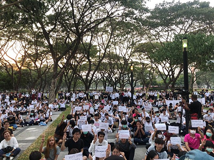 นักศึกษา รวมตัวกันแสดงพลังสนับสนุนประชาธิปไตย นักศึกษา รวมตัวกันแสดงพลังสนับสนุนประชาธิปไตย