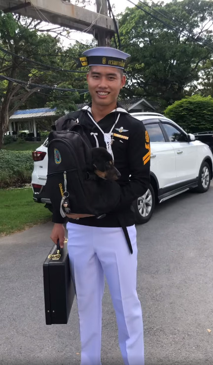 นร.จ่าทหาร สะพายเป้พาหมาจรไปด้วย นร.จ่าทหาร สะพายเป้พาหมาจรไปด้วย