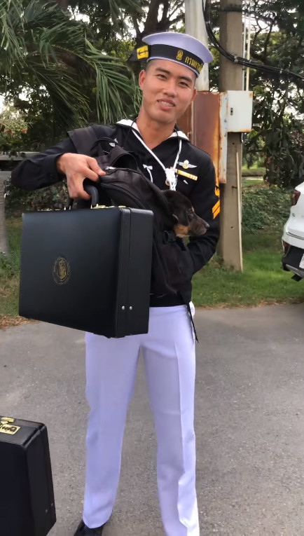 นร.จ่าทหาร สะพายเป้พาหมาจรไปด้วย นร.จ่าทหาร สะพายเป้พาหมาจรไปด้วย