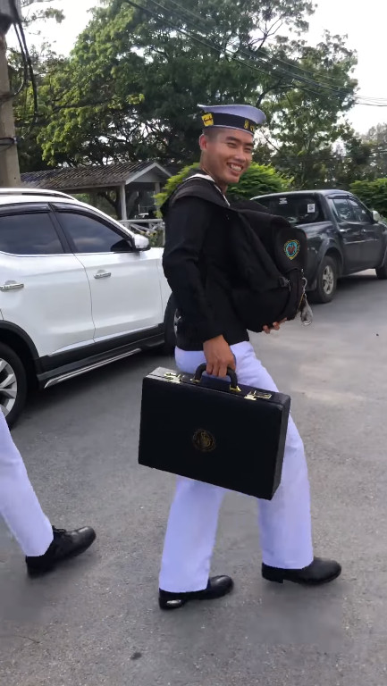 นร.จ่าทหาร สะพายเป้พาหมาจรไปด้วย นร.จ่าทหาร สะพายเป้พาหมาจรไปด้วย