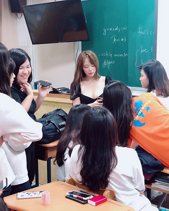 คลิปสาวสวยหน้าชั้นเรียน คลิปสาวสวยหน้าชั้นเรียน