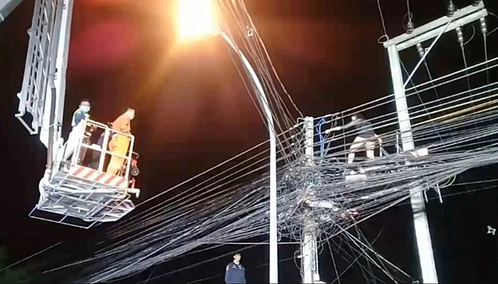 ปีนเสาไฟ ปีนเสาไฟ