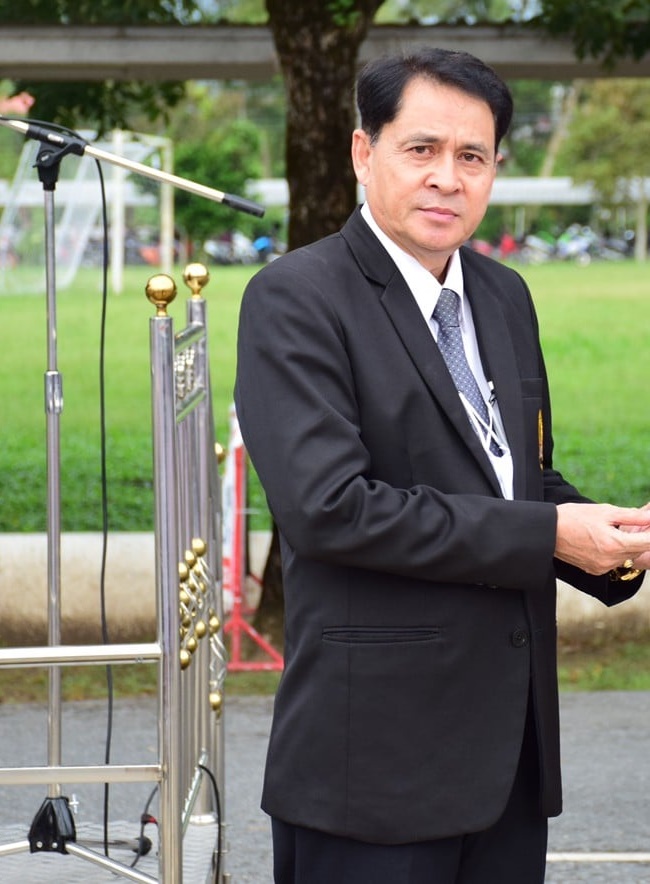 เด็กชู 3 นิ้ว กลางพิธีถวายบังคม เด็กชู 3 นิ้ว กลางพิธีถวายบังคม