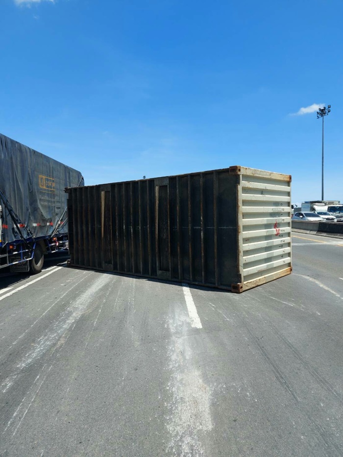 ตู้คอนเทนเนอร์ร่วงขวางกลางทางด่วน ตู้คอนเทนเนอร์ร่วงขวางกลางทางด่วน