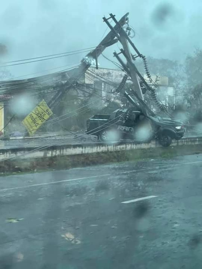 ฝนซัดเสาไฟล้ม ฝนซัดเสาไฟล้ม